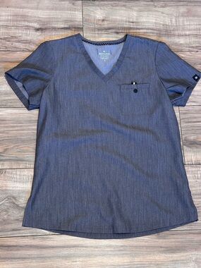 Beyond Scrubs Women's Short Sleeve V-Neck Top in Heather Gray